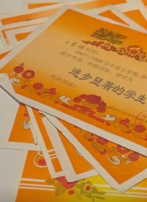 见遗体头上插着刀凶手家属抱怨引众怒尊龙凯时网站女孩被害现场惨烈母亲(图18)
